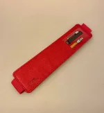 Pen Pouch - Elastik med holder til kuglepen pink, hindbær. rød, til kuglepen, tegning, tegner, noter, notesbog, smart, praktisk, penalhus, holder, kuglepensholder, gaveide, arkitekt, ideer, notater, taskeetui, biti, ribe,, studiestart, studie, arkitekt, forfatter, noter,