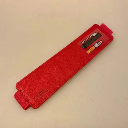 Pen Pouch - Elastik med holder til kuglepen pink, hindbær. rød, til kuglepen, tegning, tegner, noter, notesbog, smart, praktisk, penalhus, holder, kuglepensholder, gaveide, arkitekt, ideer, notater, taskeetui, biti, ribe,, studiestart, studie, arkitekt, forfatter, noter,