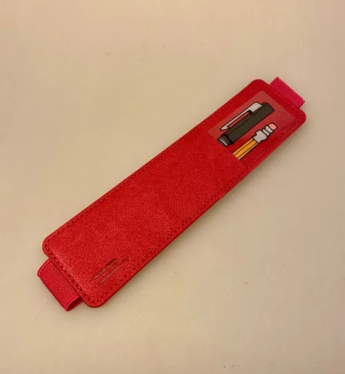 Pen Pouch - Elastik med holder til kuglepen pink, hindbær. rød, til kuglepen, tegning, tegner, noter, notesbog, smart, praktisk, penalhus, holder, kuglepensholder, gaveide, arkitekt, ideer, notater, taskeetui, biti, ribe,, studiestart, studie, arkitekt, forfatter, noter,