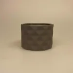 Trine Rytter porcelæn Foldemønster Grå, koksgrå, lergrå, Foldemønster, fyrfadsstage, fyrfadslys, stage, lysestage, lys i mørket, keramik, made in denmark, dansk, keramiker, grafisk, mat, biti, ribe