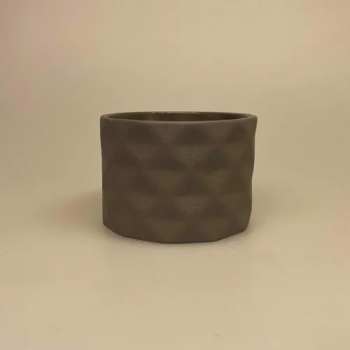 Trine Rytter porcelæn Foldemønster Grå, koksgrå, lergrå, Foldemønster, fyrfadsstage, fyrfadslys, stage, lysestage, lys i mørket, keramik, made in denmark, dansk, keramiker, grafisk, mat, biti, ribe