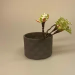 Trine Rytter porcelæn Foldemønster Grå, koksgrå, lergrå, Foldemønster, fyrfadsstage, fyrfadslys, stage, lysestage, lys i mørket, keramik, made in denmark, dansk, keramiker, grafisk, mat, biti, ribe