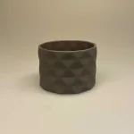 Trine Rytter porcelæn Foldemønster Grå, koksgrå, lergrå, Foldemønster, fyrfadsstage, fyrfadslys, stage, lysestage, lys i mørket, keramik, made in denmark, dansk, keramiker, grafisk, mat, biti, ribe