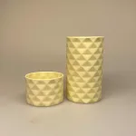 Trine Rytter porcelæn Foldemønster vase Gul, Trine Rytter porcelæn Foldemønster Gul, Foldemønster lys gul, fyrfadsstage, fyrfadslys, stage, lysestage, lys i mørket, keramik, made in denmark, dansk, keramiker, grafisk, mat, pastelgul, lysegul, biti, ribe