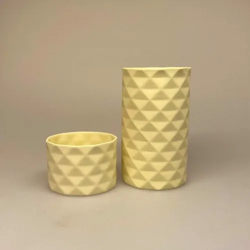 Trine Rytter porcelæn Foldemønster vase Gul, Trine Rytter porcelæn Foldemønster Gul, Foldemønster lys gul, fyrfadsstage, fyrfadslys, stage, lysestage, lys i mørket, keramik, made in denmark, dansk, keramiker, grafisk, mat, pastelgul, lysegul, biti, ribe