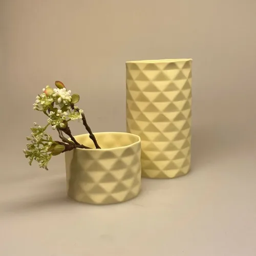 Trine Rytter porcelæn Foldemønster vase Gul, Trine Rytter porcelæn Foldemønster Gul, Foldemønster lys gul, fyrfadsstage, fyrfadslys, stage, lysestage, lys i mørket, keramik, made in denmark, dansk, keramiker, grafisk, mat, pastelgul, lysegul, biti, ribe