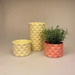 Trine Rytter porcelæn Foldemønster vase Gul, Trine Rytter porcelæn Foldemønster Gul, Foldemønster lys koral, fyrfadsstage, fyrfadslys, stage, lysestage, lys i mørket, keramik, made in denmark, dansk, keramiker, grafisk, mat, laks, koralfarvet, orange, biti, ribe