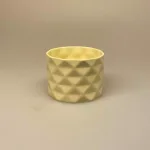 Trine Rytter porcelæn Foldemønster Gul, Foldemønster lys gul, fyrfadsstage, fyrfadslys, stage, lysestage, lys i mørket, keramik, made in denmark, dansk, keramiker, grafisk, mat, pastelgul, lysegul, biti, ribe