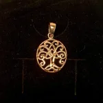 Vikingevedhæng i bronze - Livets træ Yggdrasil med keltisk krone, keltisk, flet, evighed, mytologi, nordisk, nordiske, guder, aser, asatro, gamle, ask, træ, livstræ, livstræet, for altid, gaveide, konfirmation, barnedåb, dåb, kobberbryllup, symbolik, ægte, original, kopi, smykker, vikingesmykker, museumssmykker, fund, udgravninger, biti, ribe,