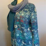Dunque Cardigan i Uld-Bomuld Blå, dunque, bomuld, uld, blød, vamset, fintstrkket, mønster, mønsterstrik, hønsestrik, blomster, kradser ikke, lun, varm, sommerstrik, cardigan, strikjakke, knapper, v-udskæring, v-hals, speciel, særlig, tysk, smuk, feminin, gave, gaveide, damestrik, blomsterflor, biti, ribe, uldstrik, bomuldsstrik, blå, farver,