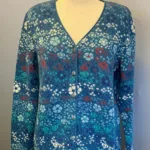 Dunque Cardigan i Uld-Bomuld Blå, dunque, bomuld, uld, blød, vamset, fintstrkket, mønster, mønsterstrik, hønsestrik, blomster, kradser ikke, lun, varm, sommerstrik, cardigan, strikjakke, knapper, v-udskæring, v-hals, speciel, særlig, tysk, smuk, feminin, gave, gaveide, damestrik, blomsterflor, biti, ribe, uldstrik, bomuldsstrik, blå, farver,