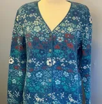 Dunque Cardigan i Uld-Bomuld Blå, dunque, bomuld, uld, blød, vamset, fintstrkket, mønster, mønsterstrik, hønsestrik, blomster, kradser ikke, lun, varm, sommerstrik, cardigan, strikjakke, knapper, v-udskæring, v-hals, speciel, særlig, tysk, smuk, feminin, gave, gaveide, damestrik, blomsterflor, biti, ribe, uldstrik, bomuldsstrik, blå, farver,