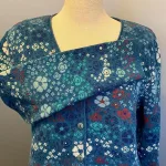 Dunque Cardigan i Uld-Bomuld Blå, dunque, bomuld, uld, blød, vamset, fintstrkket, mønster, mønsterstrik, hønsestrik, blomster, kradser ikke, lun, varm, sommerstrik, cardigan, strikjakke, knapper, v-udskæring, v-hals, speciel, særlig, tysk, smuk, feminin, gave, gaveide, damestrik, blomsterflor, biti, ribe, uldstrik, bomuldsstrik, blå, farver,