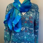 Dunque Cardigan i Uld-Bomuld Blå, dunque, bomuld, uld, blød, vamset, fintstrkket, mønster, mønsterstrik, hønsestrik, blomster, kradser ikke, lun, varm, sommerstrik, cardigan, strikjakke, knapper, v-udskæring, v-hals, speciel, særlig, tysk, smuk, feminin, gave, gaveide, damestrik, blomsterflor, biti, ribe, uldstrik, bomuldsstrik, blå, farver,