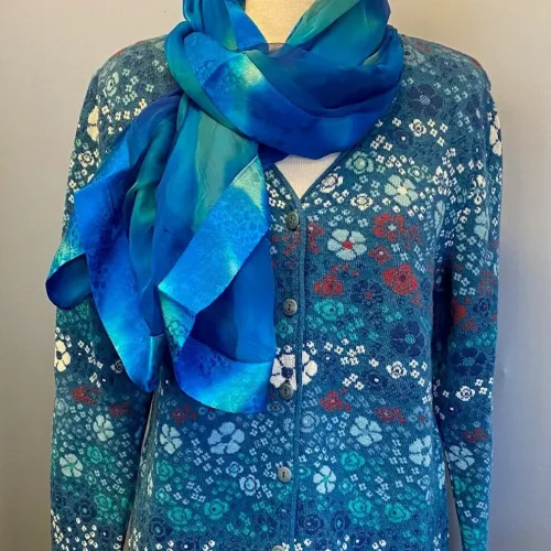 Dunque Cardigan i Uld-Bomuld Blå, dunque, bomuld, uld, blød, vamset, fintstrkket, mønster, mønsterstrik, hønsestrik, blomster, kradser ikke, lun, varm, sommerstrik, cardigan, strikjakke, knapper, v-udskæring, v-hals, speciel, særlig, tysk, smuk, feminin, gave, gaveide, damestrik, blomsterflor, biti, ribe, uldstrik, bomuldsstrik, blå, farver,