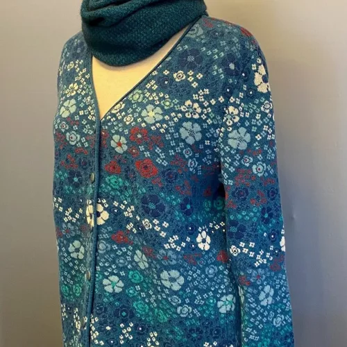 Dunque Cardigan i Uld-Bomuld Blå, dunque, bomuld, uld, blød, vamset, fintstrkket, mønster, mønsterstrik, hønsestrik, blomster, kradser ikke, lun, varm, sommerstrik, cardigan, strikjakke, knapper, v-udskæring, v-hals, speciel, særlig, tysk, smuk, feminin, gave, gaveide, damestrik, blomsterflor, biti, ribe, uldstrik, bomuldsstrik, blå, farver,