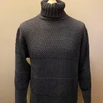 Fuza - Merino uld Pullover - Nyhavn Navy, mørkeblå, marineblå, blå, sømandsstrik, sømandssweater, sømandstrøje, matros, fisker, strik, trøje, sweater, rullekrave, høj halset, rullekravetrøje, rullekravestrik, rullekravesweater, merino, uld, blød, kradser ikke, behagelig, klassisk, dansk, design, mønster, perlestrik, glat strikket, lige, hipster, cool, smart, klassisk, biti, ribe, håndstrikket, kvalitet