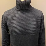 Fuza - Merino uld Pullover - Nyhavn Navy, mørkeblå, marineblå, blå, sømandsstrik, sømandssweater, sømandstrøje, matros, fisker, strik, trøje, sweater, rullekrave, høj halset, rullekravetrøje, rullekravestrik, rullekravesweater, merino, uld, blød, kradser ikke, behagelig, klassisk, dansk, design, mønster, perlestrik, glat strikket, lige, hipster, cool, smart, klassisk, biti, ribe, håndstrikket, kvalitet