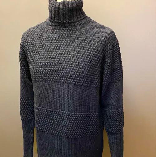 Fuza - Merino uld Pullover - Nyhavn Navy, mørkeblå, marineblå, blå, sømandsstrik, sømandssweater, sømandstrøje, matros, fisker, strik, trøje, sweater, rullekrave, høj halset, rullekravetrøje, rullekravestrik, rullekravesweater, merino, uld, blød, kradser ikke, behagelig, klassisk, dansk, design, mønster, perlestrik, glat strikket, lige, hipster, cool, smart, klassisk, biti, ribe, håndstrikket, kvalitet