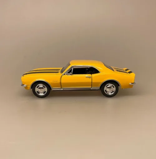 Modelbil Camaro Z - gul, sportsvogn, racer, bil, Chevrolet, camario, modelbil, original, kopi, ægte, kvalitet, metal, flot, samler, samleobjekt, drenge, drøm, gaveide, kørekort, 30 år, 18 år, ny bil, dekorativ, biti, ribe, amerikaner, biler,