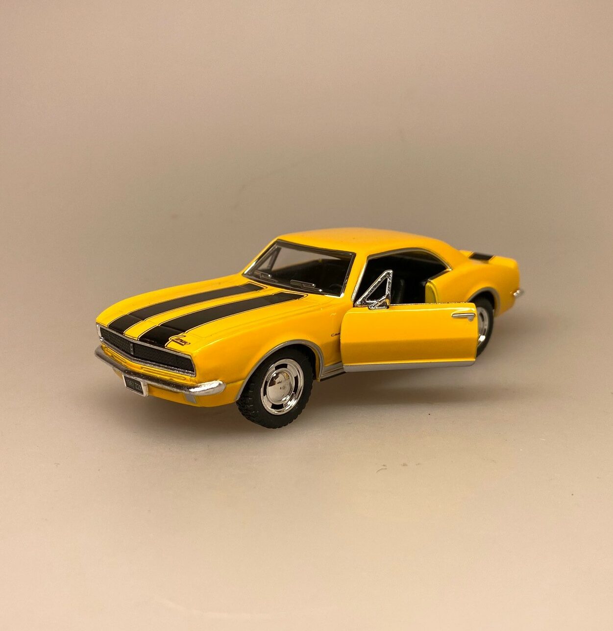 Modelbil Camaro Z - gul, sportsvogn, racer, bil, Chevrolet, camario, modelbil, original, kopi, ægte, kvalitet, metal, flot, samler, samleobjekt, drenge, drøm, gaveide, kørekort, 30 år, 18 år, ny bil, dekorativ, biti, ribe, amerikaner, biler,