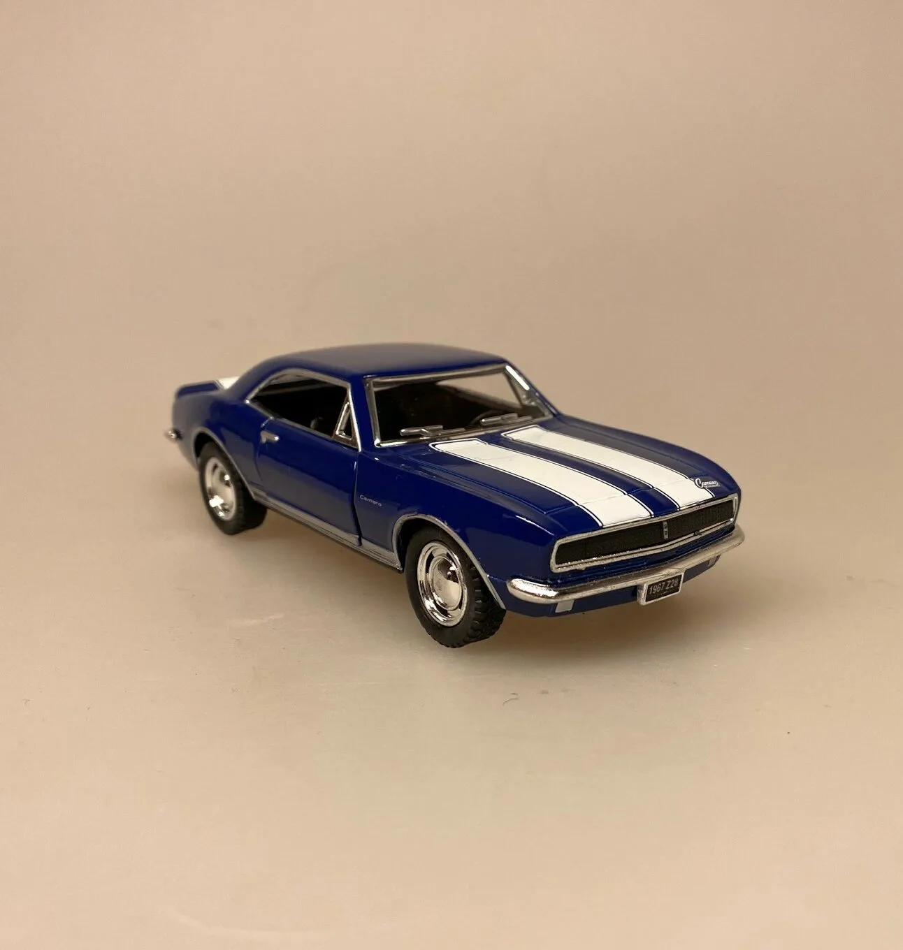 Modelbil Camaro Z - Mørkeblå Modelbil Camaro Z - Mørkeblå, sportsvogn, racer, bil, Chevrolet, camario, modelbil, original, kopi, ægte, kvalitet, metal, flot, samler, samleobjekt, drenge, drøm, gaveide, kørekort, 30 år, 18 år, ny bil, dekorativ, biti, ribe, amerikaner, biler,