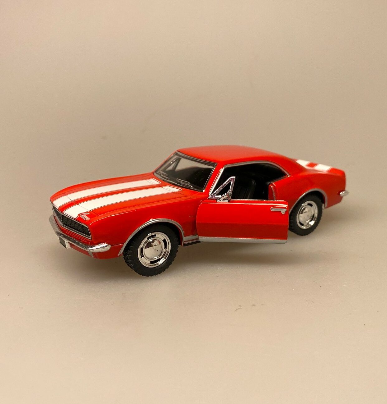 Modelbil Camaro Z - Rød, sportsvogn, racer, bil, Chevrolet, camario, modelbil, original, kopi, ægte, kvalitet, metal, flot, samler, samleobjekt, drenge, drøm, gaveide, kørekort, 30 år, 18 år, ny bil, dekorativ, biti, ribe, amerikaner, biler,