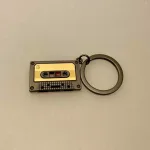 Nøglering Kassettebånd - Musik, kassettebånd, båndoptager, walkman, 80'er, musik, kassettebåndoptager, abba, gave, symbolsk, gaveide, grammofon, lp, plader, sjov, lækker, design, ikonisk, anlæg, sonos, højtalere, musikanlæg, biti, ribe