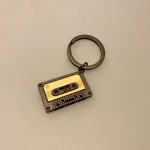 Nøglering Kassettebånd - Musik, kassettebånd, båndoptager, walkman, 80'er, musik, kassettebåndoptager, abba, gave, symbolsk, gaveide, grammofon, lp, plader, sjov, lækker, design, ikonisk, anlæg, sonos, højtalere, musikanlæg, biti, ribe