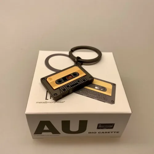 Nøglering Kassettebånd - Musik, kassettebånd, båndoptager, walkman, 80'er, musik, kassettebåndoptager, abba, gave, symbolsk, gaveide, grammofon, lp, plader, sjov, lækker, design, ikonisk, anlæg, sonos, højtalere, musikanlæg, biti, ribe