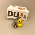 Nøglering med Badeænder - Gul And, badeand, gå glad i bad, karbad, sjov, humor, gadget, gaveide, herlig, gul, and, nøglering, sangskjuler, ting, med, ænder, biti, ribe