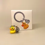 Nøglering med Badeænder - Gul And, badeand, gå glad i bad, karbad, sjov, humor, gadget, gaveide, herlig, gul, and, nøglering, sangskjuler, ting, med, ænder, biti, ribe