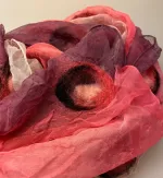 Tørklæde 1501 Silkechiffon med Filt - Cerise, pink, rosa, lyserød, silke, chiffon, ren, silketørklæde, stola, let, fin, elegant, gave, gaveide, damet, frue, fin, ældre, nobel, nobelt, filt, filtet, filtede, ringe, påfuge, blåt, blå, farver, langt, aflangt, biti, ribe, kvalitet,