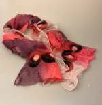 Tørklæde 1501 Silkechiffon med Filt - Cerise, pink, rosa, lyserød, silke, chiffon, ren, silketørklæde, stola, let, fin, elegant, gave, gaveide, damet, frue, fin, ældre, nobel, nobelt, filt, filtet, filtede, ringe, påfuge, blåt, blå, farver, langt, aflangt, biti, ribe, kvalitet,