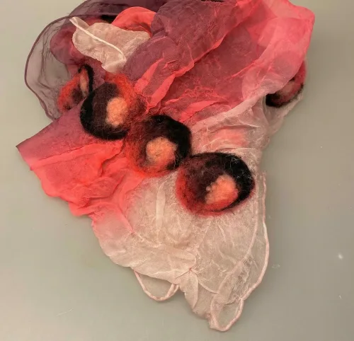 Tørklæde 1501 Silkechiffon med Filt - Cerise, pink, rosa, lyserød, silke, chiffon, ren, silketørklæde, stola, let, fin, elegant, gave, gaveide, damet, frue, fin, ældre, nobel, nobelt, filt, filtet, filtede, ringe, påfuge, blåt, blå, farver, langt, aflangt, biti, ribe, kvalitet,