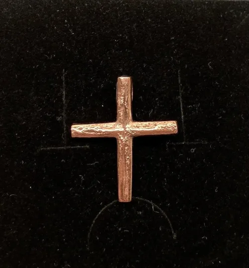 Vedhæng i bronze - Kors Enkelt Rustikt, jelling, jellingkorset, harald blåtand, gorm den gamle, thyra, fund, original, kristnede, danerne, vikinge, kors, museumssmykker, bronze, kobber, gave, biti, ribe