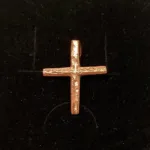 Vedhæng i bronze - Kors Enkelt Rustikt, jelling, jellingkorset, harald blåtand, gorm den gamle, thyra, fund, original, kristnede, danerne, vikinge, kors, museumssmykker, bronze, kobber, gave, biti, ribe