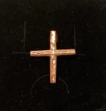 Vedhæng i bronze - Kors Enkelt Rustikt, jelling, jellingkorset, harald blåtand, gorm den gamle, thyra, fund, original, kristnede, danerne, vikinge, kors, museumssmykker, bronze, kobber, gave, biti, ribe