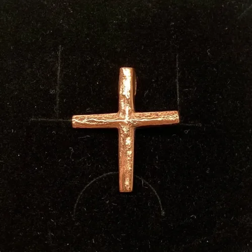 Vedhæng i bronze - Kors Enkelt Rustikt, jelling, jellingkorset, harald blåtand, gorm den gamle, thyra, fund, original, kristnede, danerne, vikinge, kors, museumssmykker, bronze, kobber, gave, biti, ribe