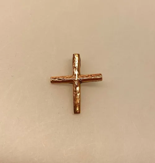 Vedhæng i bronze - Kors Enkelt Rustikt, jelling, jellingkorset, harald blåtand, gorm den gamle, thyra, fund, original, kristnede, danerne, vikinge, kors, museumssmykker, bronze, kobber, gave, biti, ribe