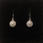 Vikingeøreringe i sølv - Yggdrasil Massiv Stiliseret, livets træ. livtræet, ask, ygdrasil, ygdrasil, aserne, aser, nordiske guder, nordiske, smykker, ægte sølv, ren sølv, sterling sølv, sølv øreringe, ørehængere, vikingesmykker, vikinge øreringe, vikinger, vikingetiden, vikingekopi, kopi, kopismykker, museumssmykker, museums smykke, historiske, smykker, Ribe, Biti, specielle, keltisk flet, keltisk fletværk, evigheden, infinity, uendelig, smybolsk, symbol, kærlighed, familie, dåbsgave, barselsgave, konfirmation,