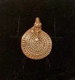 Vikingevedhæng i bronze - Slange Spiral, midgårdsormen, slange, mytisk, fabeldyr, loke, aser, asatro, nordisk, guder, mytologi, vikingesmykker, vikingefund, udgravninger, kopi, kopismykker, ribe, vadehavet, ældste by, biti, ribe, rollespil, amulet,
