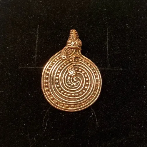 Vikingevedhæng i bronze - Slange Spiral, midgårdsormen, slange, mytisk, fabeldyr, loke, aser, asatro, nordisk, guder, mytologi, vikingesmykker, vikingefund, udgravninger, kopi, kopismykker, ribe, vadehavet, ældste by, biti, ribe, rollespil, amulet,