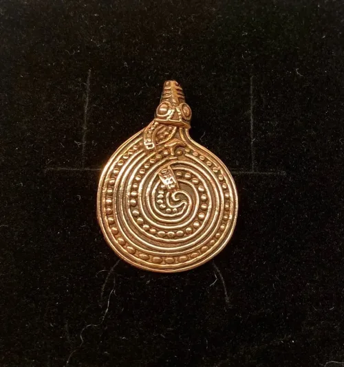 Vikingevedhæng i bronze - Slange Spiral, midgårdsormen, slange, mytisk, fabeldyr, loke, aser, asatro, nordisk, guder, mytologi, vikingesmykker, vikingefund, udgravninger, kopi, kopismykker, ribe, vadehavet, ældste by, biti, ribe, rollespil, amulet,