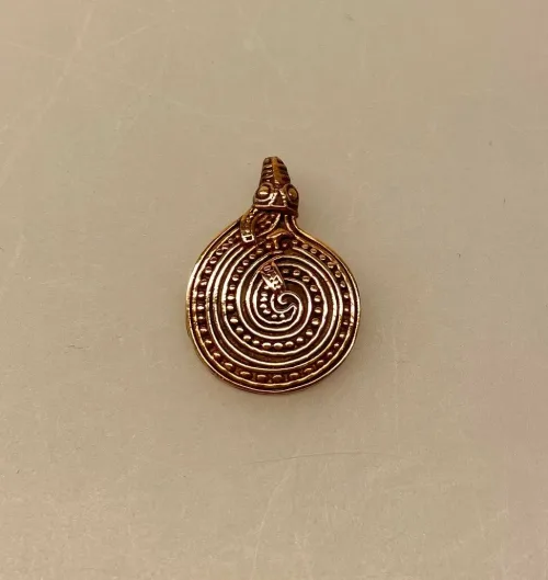 Vikingevedhæng i bronze - Slange Spiral, midgårdsormen, slange, mytisk, fabeldyr, loke, aser, asatro, nordisk, guder, mytologi, vikingesmykker, vikingefund, udgravninger, kopi, kopismykker, ribe, vadehavet, ældste by, biti, ribe, rollespil, amulet,
