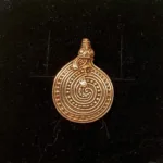 Vikingevedhæng i bronze - Slange Spiral, midgårdsormen, slange, mytisk, fabeldyr, loke, aser, asatro, nordisk, guder, mytologi, vikingesmykker, vikingefund, udgravninger, kopi, kopismykker, ribe, vadehavet, ældste by, biti, ribe, rollespil, amulet,