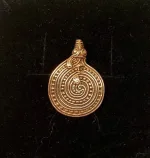 Vikingevedhæng i bronze - Slange Spiral, midgårdsormen, slange, mytisk, fabeldyr, loke, aser, asatro, nordisk, guder, mytologi, vikingesmykker, vikingefund, udgravninger, kopi, kopismykker, ribe, vadehavet, ældste by, biti, ribe, rollespil, amulet,