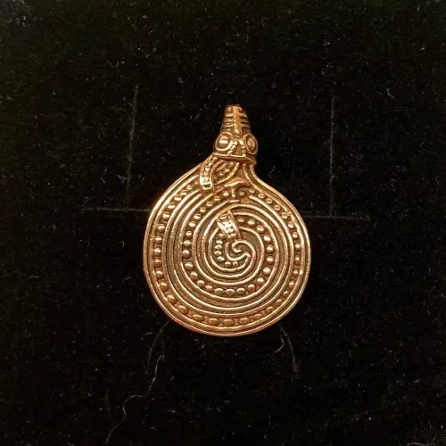 Vikingevedhæng i bronze - Slange Spiral, midgårdsormen, slange, mytisk, fabeldyr, loke, aser, asatro, nordisk, guder, mytologi, vikingesmykker, vikingefund, udgravninger, kopi, kopismykker, ribe, vadehavet, ældste by, biti, ribe, rollespil, amulet,