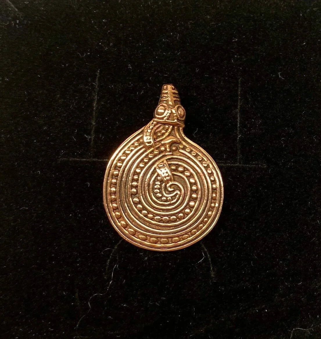 Vikingevedhæng i bronze - Slange Spiral Vikingevedhæng i bronze - Slange Spiral, midgårdsormen, slange, mytisk, fabeldyr, loke, aser, asatro, nordisk, guder, mytologi, vikingesmykker, vikingefund, udgravninger, kopi, kopismykker, ribe, vadehavet, ældste by, biti, ribe, rollespil, amulet,