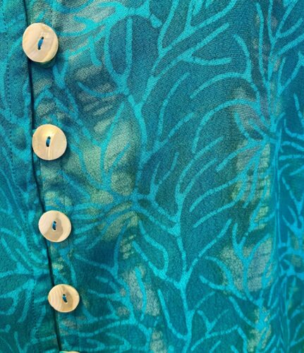Batik Bluse130 med Runde Knapper - Koral Turkis, grøn, turkisgrøn, turkisblå, bæredygtig, økologisk, holdbar, gennemknappet, figur, timeglas, talje, smart, kortærmet, bluse, bolero, jakke, over kjole, havfarver, knapper, skjorte, skjortebluse, kortærmet, korte ærmer, skjortejakke, lækker, silke, bomuld, rayon, viskose, batik, blå, koboltblå, midnatsblå, dybblå, marine, gingkoblade, biloba, flot, speciel, slankende, timeglas, figur, klædelig, biti, ribe,